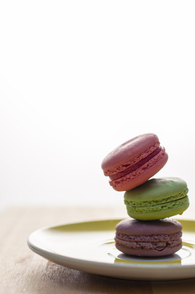 Food Photography: drei Macarons übereinander gestapelt auf gelbem Teller