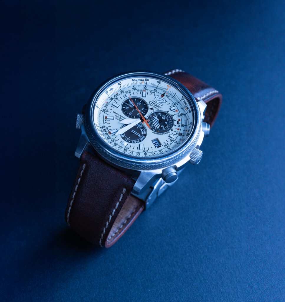 Produktfotografie: Armbanduhr auf dunklem Hintergrund