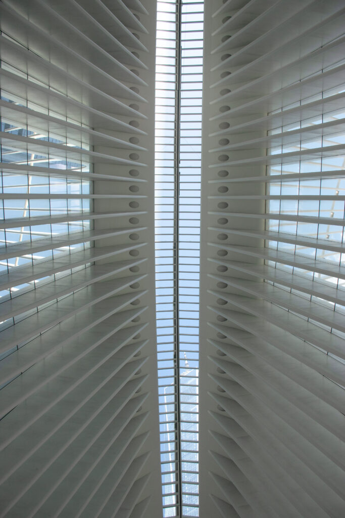 Architekturfotografie: Aufnahme der weißen Deckeverstrebungen des Oculus in New York