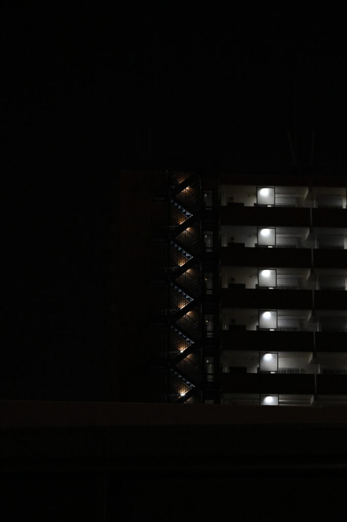 Architekturfotografie: Nachtaufnahme eines Wohngebäudes in Tokio