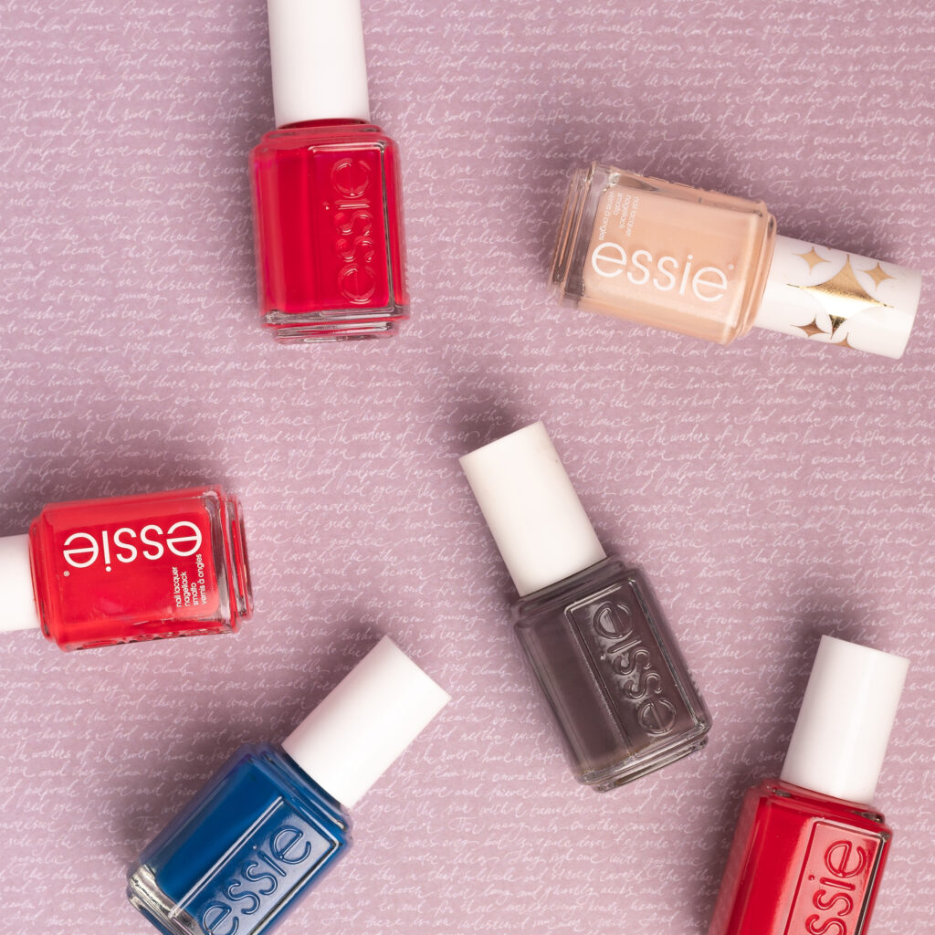 Werbefotografie: Verschiedene Essie Nagellack Fläschchen auf rosa Hintergrund