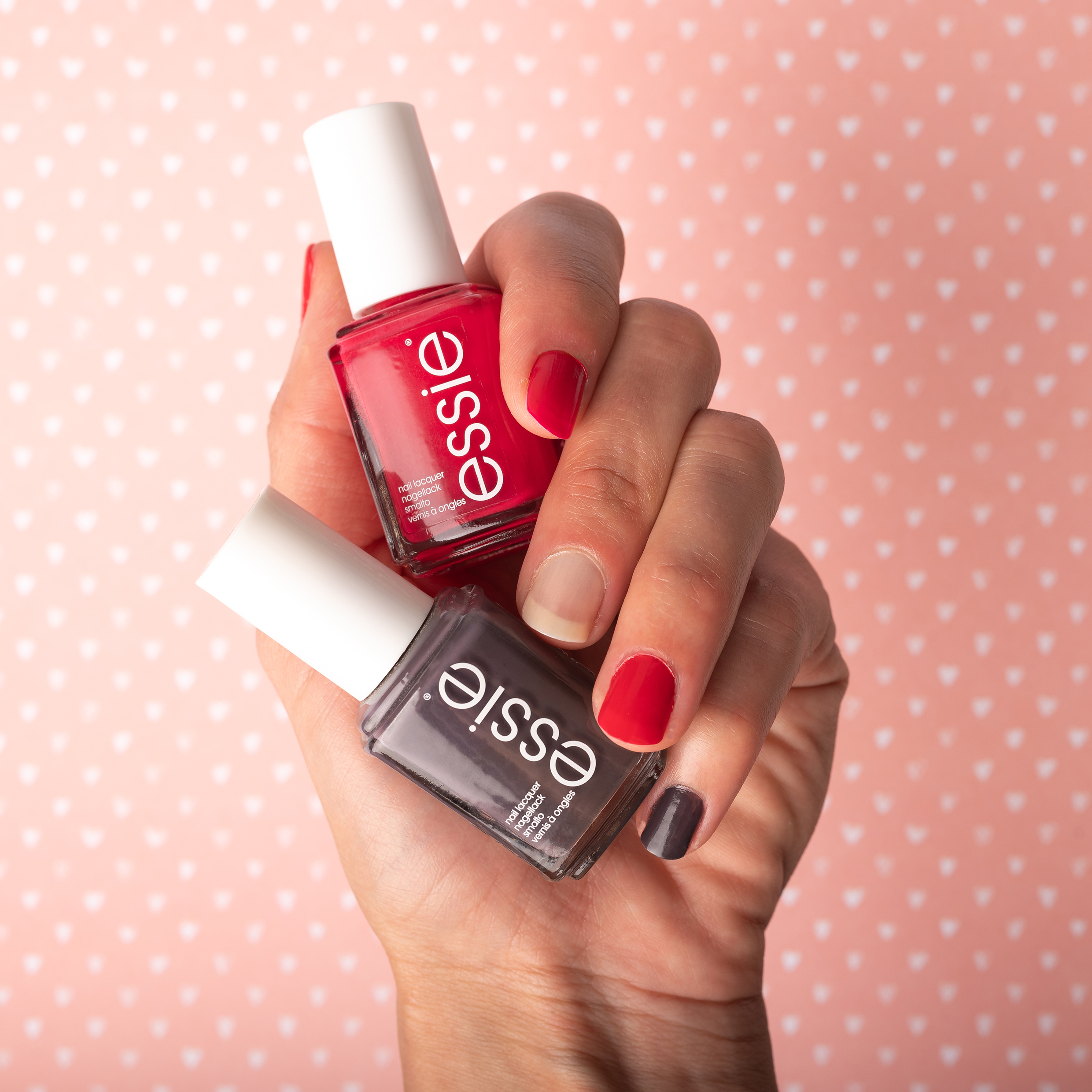 Social Media Content: Werbefoto Hand hält zwei Essie Nagellack-Fläschchen