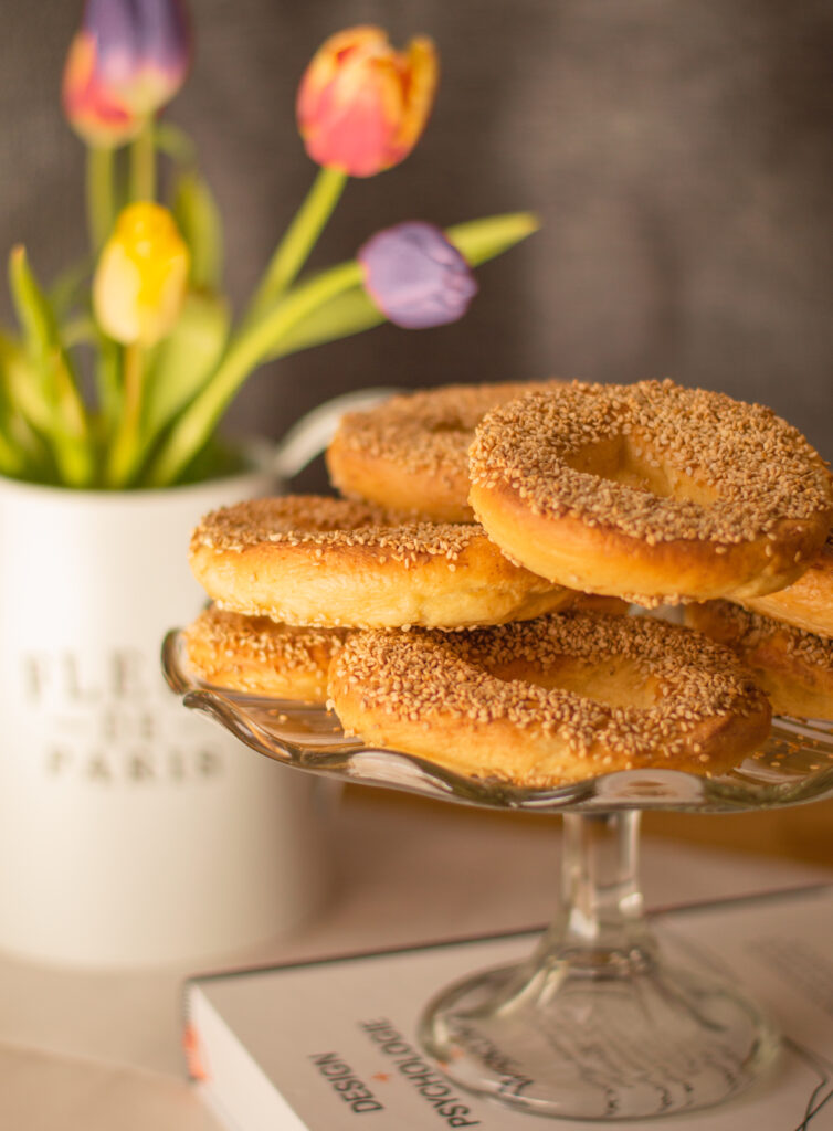 Food Photography: Sesam Bagels mit Tulpen in Vase im Hintergrund